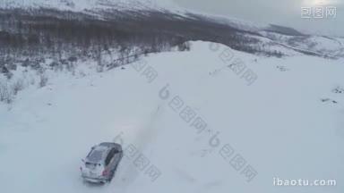 飞越越野汽车行驶在沉重的雪路冬季景观与山和光秃秃的树木